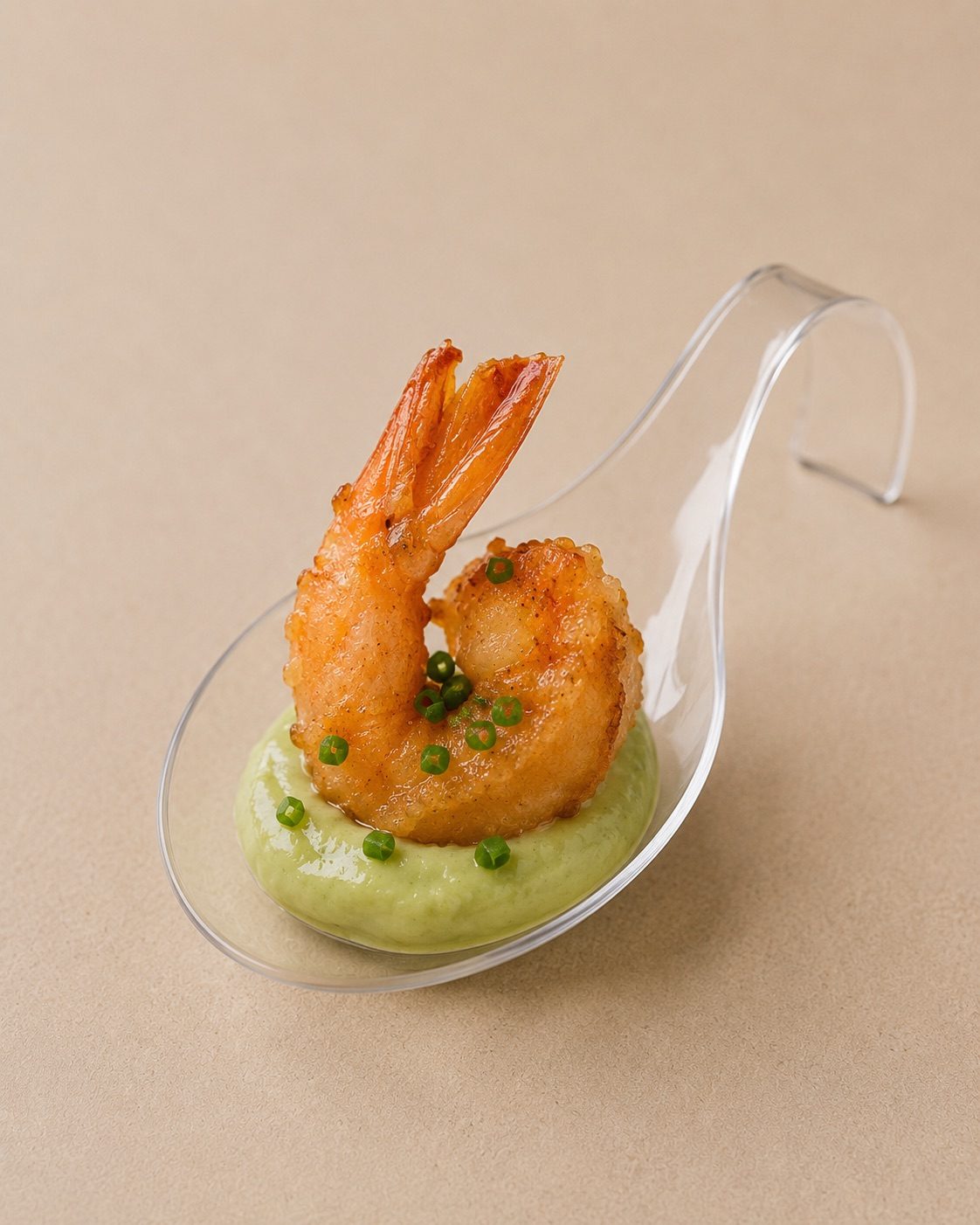 Gamba crujiente y lactonesa de aguacate
