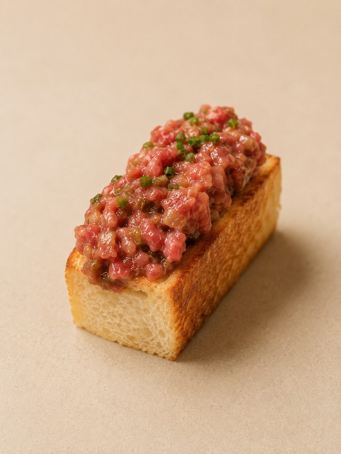Mini Brioche de steak tartar de vaca y velo de papada