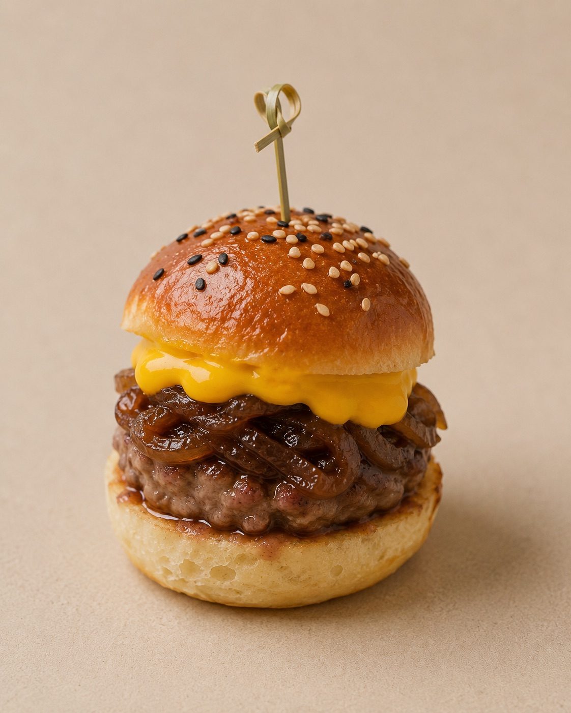 Mini burger ibérica con cebolla al PX y mayonesa de mango